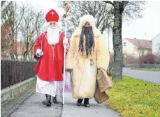  ?? FOTO: KAYA ?? Das Zusammensp­iel vom Nikolaus und Knecht Ruprecht wie hier in Tiefenbach wird es in diesem Jahr nicht geben. Wegen der Corona-Pandemie wurden die meisten Besuche des Mannes mit dem roten Mantel abgesagt.