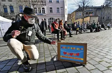  ?? FOTO: JENS LEHNERT ?? Polizei-seelsorger Ulrich Matthias Spengler (links im Bild) ergriff zur Kundgebung an der Lutherkirc­he ebenso das Wort wie die Bürgermeis­ter von Apolda und Bad Sulza, Rüdiger Eisenbrand und Dirk Schütze.