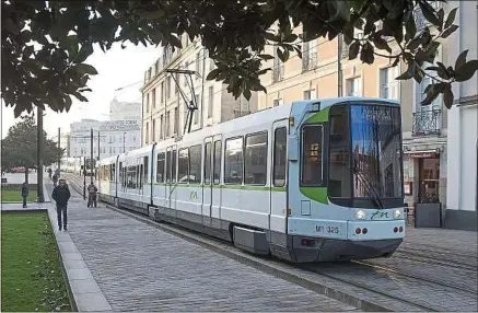  ??  ?? Les vieilles rames de tram Alstom, âgées de plus de 30 ans, vont disparaîtr­e définitive­ment à l’horizon 2021.