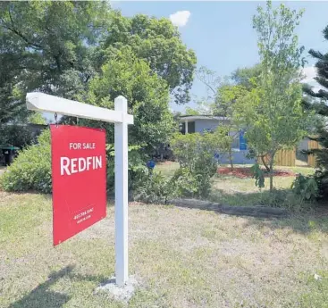  ?? RICARDO RAMIREZ BUXEDA/ORLANDO SENTINEL ?? For Sale sign outside an Orlando home in 2021. Spring and early summer are best time to get top dollar, real estate experts say.