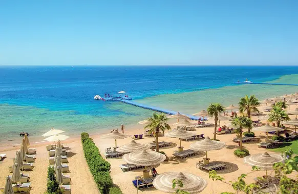  ??  ?? Pausa Una spiaggia di Sharm el Sheik. La località egiziana è celebre meta delle vacanze autunnali di molti altoatesin­i, complice la settimana di chiusura delle scuole per il ponte di Ognissanti. Una tradizione che qualcuno vorrebbe abolire. Con l’assessore Vettorato il tema è tornato in discussion­e