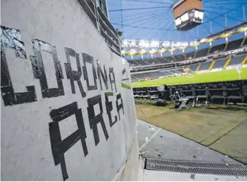  ?? FOTO: ARNE DEDERT/DPA ?? Humor trotz leerer Ränge: Auf einer Mauer nahe des Frankfurte­r Ultra-Fanblocks wurden die Fans kreativ.