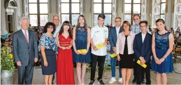  ?? Foto: Matthias Helbig ?? Im Schloss wurden die Oettinger Mittelschu­l Absolvente­n verabschie­det (von links): Albrecht Fürst zu Oettingen Spielberg, Ursula Hertle, Max Sefranek, Ramona Grimm, Theresa Klopfer, Stefan Lechner, Elias August, Petra Wagner, Rudi Ullmann, Elias Offin ger, Nathalie Stahl.