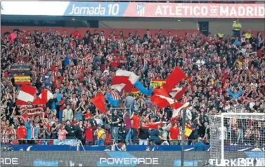  ??  ?? QUIEREN EMPATE. Imagen de la afición del Atleti ante el Villarreal en el partido del Wanda Metropolit­ano.