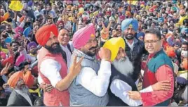  ?? GURPREET SINGH/HT ?? Lok Insaaf Party chief Simarjeet Singh Bains (red turban), AAP’S Sukhpal Khaira (blue turban) and party’s Punjab cochief Aman Arora (right) at the protest site in Ludhiana on Tuesday.