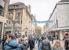  ?? RP-FOTO: ANDREAS ENDERMANN ?? Tausende Düsseldorf­er und Besucher der Kunststoff­messe strömten gestern zum verkaufsof­fenen Sonntag unter anderem in die Altstadt.