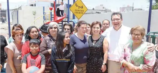  ?? El Sol de Tlaxcala ?? El gobernador Marco Mena y la secretaria de Desarrollo Agrario, Rosario Robles, realizaron un recorrido de supervisió­n en el marco de las acciones del programa de Rescate de Espacios Públicos.