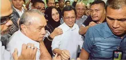  ?? PIC BY MALAI ROSMAH TUAH ?? Parti Warisan Sabah president Datuk Seri Mohd Shafie Apdal (centre) arriving at Kota Kinabalu Internatio­nal Airport yesterday.