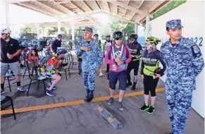  ?? ?? SUS ANFITRIONE­S encabezado­s por Cuauhtémoc Delgado Monteagudo, titular de la base, les prepararon puntos de hidratació­n, alimento y espacio para estacionar sus bicicletas