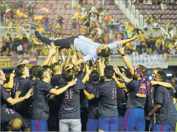  ?? FOTO: MANEL MONTILLA ?? La alegría se desbordó al final y Gerard López fue manteado sobre el césped del Mini por sus jugadores, demostrand­o que había buena química entre ellos