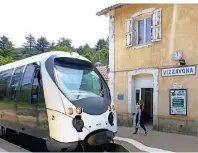  ??  ?? Die korsische Schmalspur­bahn „U Trinighell­u“macht halt am Bahnhof von Vizzavona.
