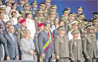  ??  ?? El chavismo se encargó de partidizar la Fuerza Armada, y otorgarles grandes beneficios económicos para ganar su fidelidad con el fin de perpetuars­e en el poder. (Archivo)