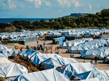  ?? Foto: Panagiotis Balaskas, dpa ?? Nach starken Regenfälle­n ist das provisoris­che Flüchtling­slager „Kara Tepe“auf Lesbos zum Teil überflutet worden. Es war erst vor kurzem als Ersatz für das durch einen Brand weitgehend zerstörte Lager Moria errichtet worden.