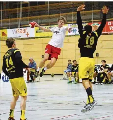  ?? ARCHIVFOTO: HORST KLOS ?? Niklas Hoff erzielte wie Norbert Petö sechs Treffer für die HSG Völklingen bei der 25:28-Niederlage zum Saisonstar­t beim TV Mülheim.