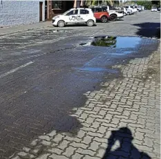  ?? Picture: TK MTIKI ?? HEALTH HAZARD: Ndlambe Municipali­ty says vandalism during load-shedding on Sunday caused a sewage spill in Van de Riet Street