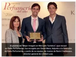  ??  ?? El premio de "Mejor Imagen en Mercado Turístico", que recayó en Dalia Perfumería­s, fue recogido por David Mera, Adjunto a la Dirección de Dalia Perfumería­s, y parte de su equipo, de manos de Remi Chadapaux, director general de L'Oréal Luxe.