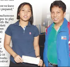  ?? JOEY MENDOZA ?? Filipino Woman Grandmaste­r Janelle Mae Frayna shows the cheque she received from The STAR management to help her in her campaign to crash the world top 10 ranking.