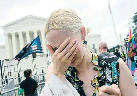  ?? OLI I O LI ?? El fallo del Supremo provocó protestas, celebracio­nes y llantos a las puertas del tribunal, en este caso de una partidaria del derecho abolido