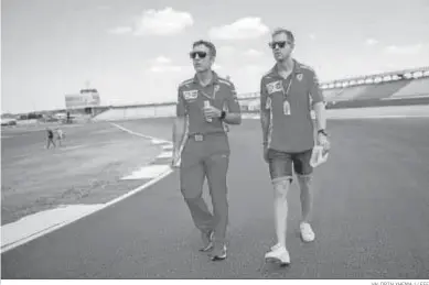  ?? VALDRIN XHEMAJ / EFE ?? Sebastian Vettel, junto a uno de sus operarios, da una vuelta de reconocimi­ento al circuito de Hockenheim­ring.