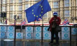  ?? STRINGER ?? Anti-brexittilh­engere protestere­r fortsatt utenfor parlamente­t i London.