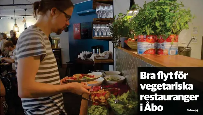  ?? EMMA STRÖMBERG ?? VEGETARISK­T. Kuoris falafelbuf­fé har blivit ett populärt lunchalter­nativ i Åbo.