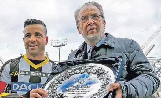  ?? LANCIA / EFE ?? Giampaolo Pozzo, junto a Di Natale (Udinese), en una imagen del 2015