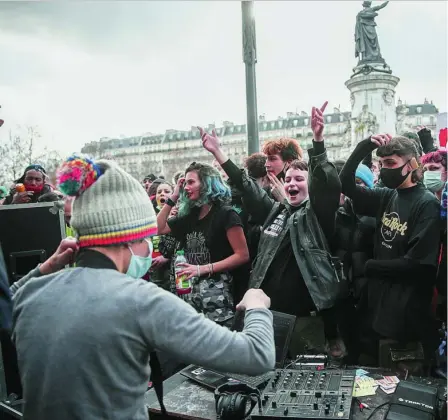  ??  ?? Manifestac­ión de jóvenes en París contra la ley que protege las imágenes de los policías franceses