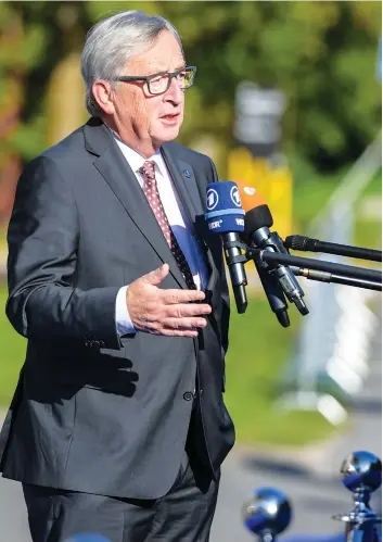  ??  ?? JANEK SKARZYNSKI | AFP Presidente da União Europeia Jean-Claud Juncker contra a independên­cia da Catalunha
