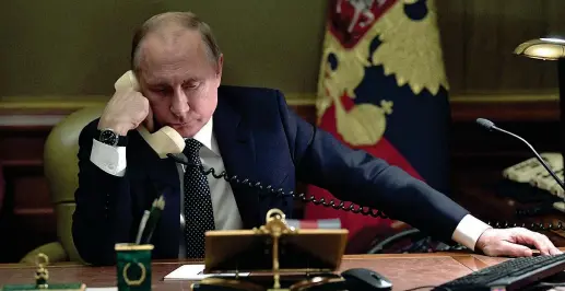  ??  ?? Lo zar Il presidente russo Vladimir Putin, 66 anni, parla al telefono dal suo ufficio di San Pietroburg­o. Putin è al suo quarto mandato non consecutiv­o (Foto Afp)