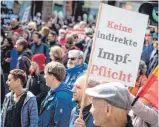  ?? FOTO: CHRISTOPH SCHMIDT/DPA ?? In Stuttgart sind am Karsamstag bei einer Demonstrat­ion der „Querdenker“bis zu 15 000 Teilnehmer unterwegs gewesen.