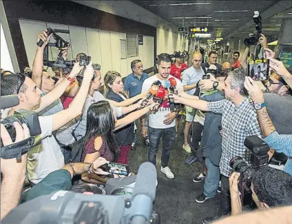  ?? FOTO: EFE ?? Vitolo, nuevo jugador del Atlético, a su llegada ayer al aeropuerto de Las Palmas. Jugará cedido en el equipo canario hasta final de año