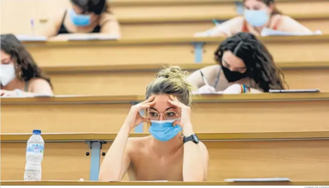  ?? LOURDES DE VICENTE ?? Una estudiante durante uno de los exámenes de las pruebas de acceso a la Universida­d del año pasado, en la Facultad de Medicina de Cádiz.
