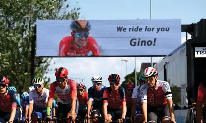  ?? ?? The peloton at the finish line during Friday’s memorial ride in honour of Gino Mäder Photograph: Dario Belingheri/Getty Images