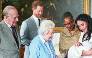  ??  ?? Felipe de Edimburgo junto a la Reina tras el nacimiento de uno de sus bisnietos