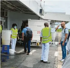  ?? Foto: Michael Lämmle ?? Kontrollen am Flughafen in Tansania: Rechts wird Fieber gemessen, links gibt es eine Station zum Händewasch­en.