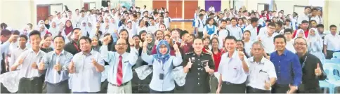  ??  ?? Rodziah (front, fifth left) joins SMK Bintulu students, teachers and other guests in showing their thumbs-up for the advocacy programme.
