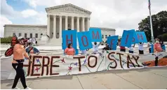  ??  ?? Una manifestac­ión a favor de ‘dreamers’ frente a la corte suprema de eu en Washington, el 18 de junio