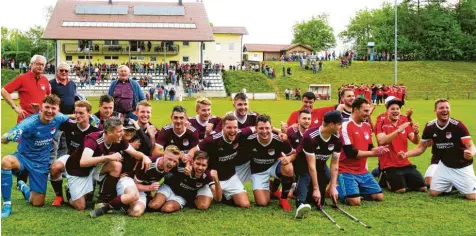  ?? Foto: Stephanie Anton ?? Der Auftakt zu einer langen Partynacht: Nach dem 0:0 gegen Verfolger Wertingen herrschte beim FC Mertingen die pure Freude.