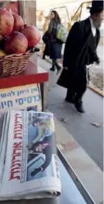  ??  ?? Le « Yediot Aharonot », c’est 400 000 exemplaire­s quotidiens, et une influence considérab­le.