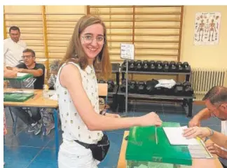  ?? // ABC ?? Una granadina ejerce su derecho al voto en el gimnasio de un colegio