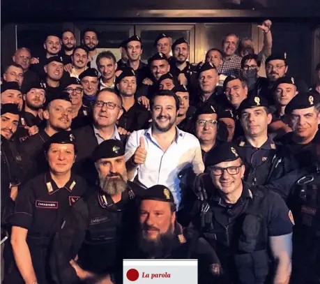  ??  ?? A Brindisi
Il ministro dell’interno Matteo Salvini, 45 anni, insieme alle forze dell’ordine in una foto postata dal leader leghista sui social network