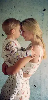  ??  ?? Su Twitter e Instagram Ivanka Trump con il suo figlio più piccolo, Theodore, nato il 27 marzo 2016. La foto è stata pubblicata sui suoi profili social