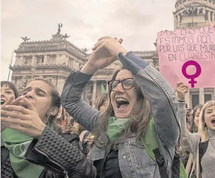  ??  ?? Reclamo. Mujeres marchan en el Congreso para pedir la despenaliz­ación del aborto.