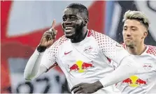  ?? BILD: SN/GEPA PICTURES ?? Dayot Upamecano gelang das 100. Bundesliga­Tor für Leipzig. Kevin Kampl freute sich mit ihm.