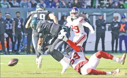  ?? Robert Sabo ?? COMING ON STRONG: Giants linebacker Lorenzo Carter has four sacks in his past four games, including a strip sack of Eagles quarterbac­k Jalen Hurts on Dec. 26.