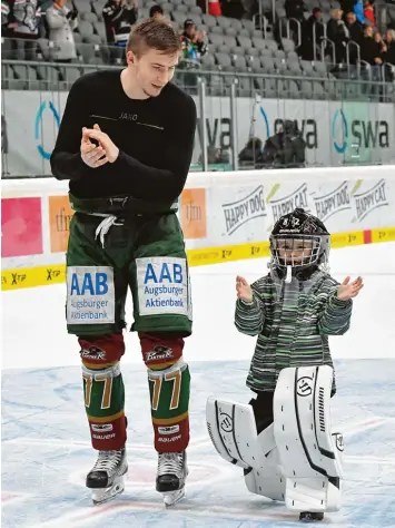  ?? Foto: Siegfried Kerpf ?? Nach gewonnenen Heimspiele­n treten die Hafenricht­ers zu zweit zur Ehrenrunde an: Papa Jaroslav mit seinem Sohn Jari. Der Stür mer hat nun seinen Vertrag in Augsburg verlängert.