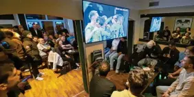  ?? ?? Volle Bude: In der Augsburger Fußballkne­ipe 11er sahen sich rund 100 Fans das Spiel Deutschlan­d gegen Spanien an.