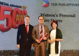  ??  ?? Mr. Robert Sun and Ms. Vicky Encarnacio­n of Watsons Philippine­s receive their Certificat­e of Distinctio­n from UnionPay's Douglas Lawson (left)