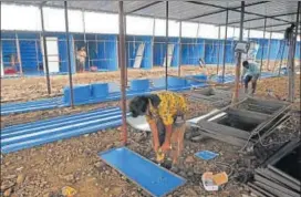  ?? MUJEEB FARUQUI/HT PHOTO ?? Temporary sheds where the residents will be shifted being prepared at Dhar in Madhya Pradesh.