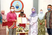  ??  ?? APPOINTMEN­T: Sabah Dusun Muslim Organisati­on has appointed the Chief Minister’s wife, Datin Seri Panglima Hajah Juliah Salag, as its patron.
The appointmen­t letter was handed over by the organisati­on’s deputy president, Haji Junaidi Sahat, and witnessed by its committee members during a courtesy call on Juliah on Sunday at the Chief Minister’s official residence Sri Gaya.
Juliah was also briefed on the organisati­on’s functions and objectives during the courtesy call.